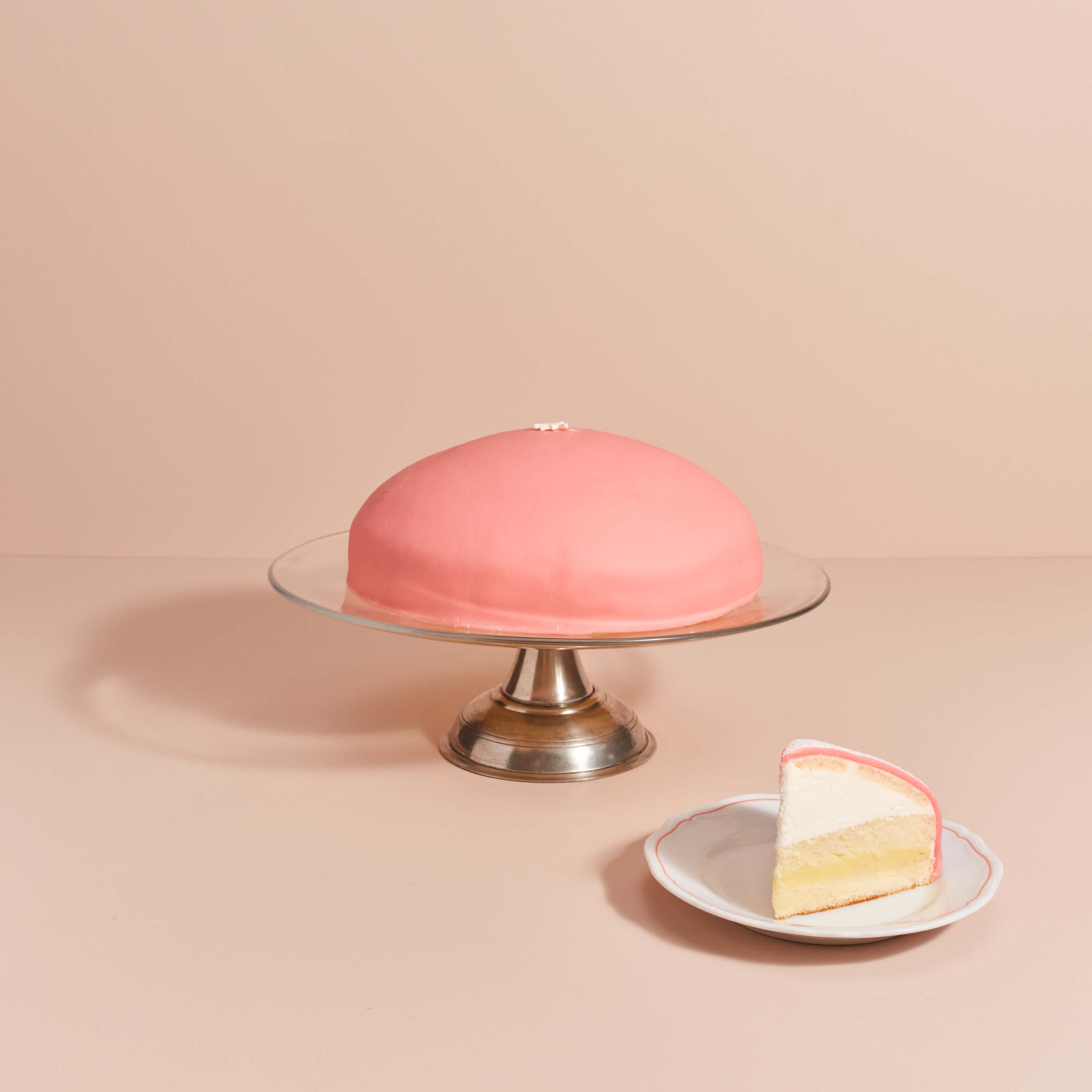 TORTA CON ALZATA MARZAPANE